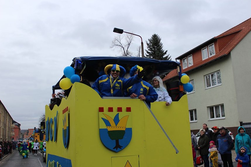 N&auml;rrinnen und Narren trotzen Wetter (2)