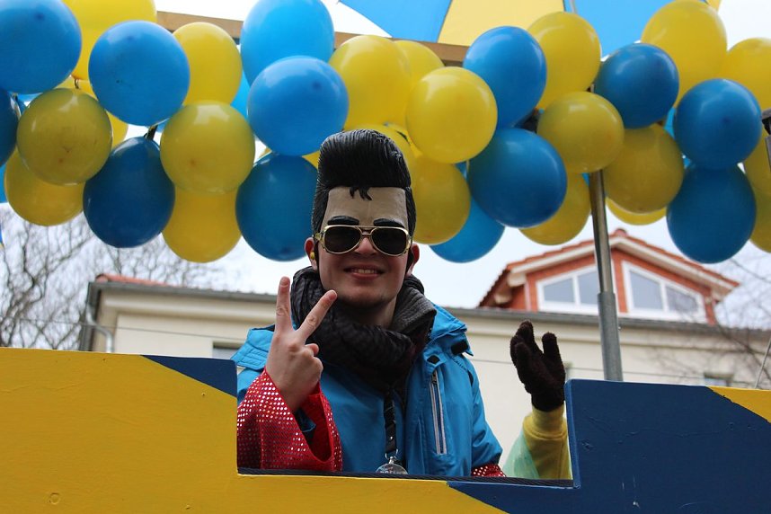 N&auml;rrinnen und Narren trotzen Wetter (2)