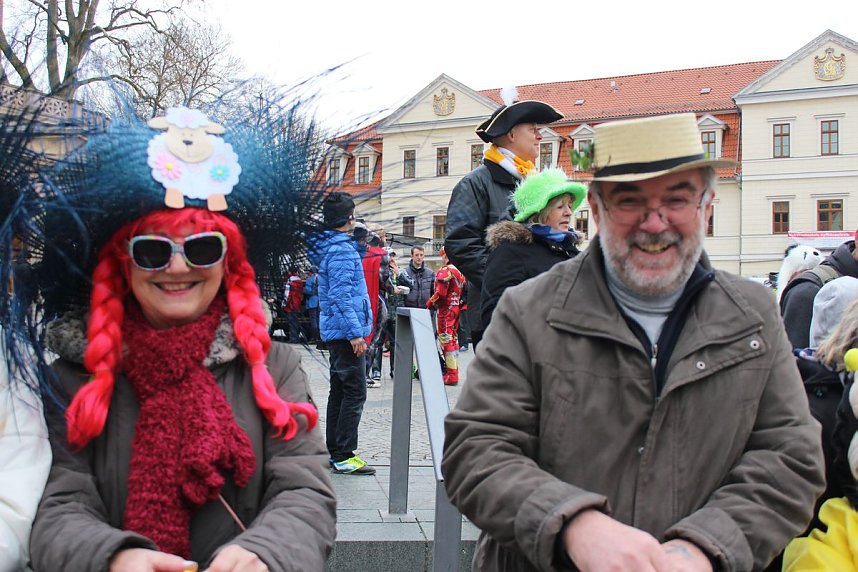 N&auml;rrinnen und Narren trotzen Wetter (2)