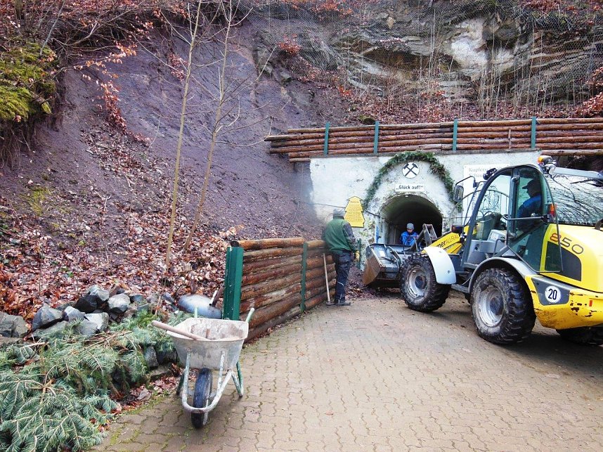 Flei&szlig;ige Helfer in der langen Wand
