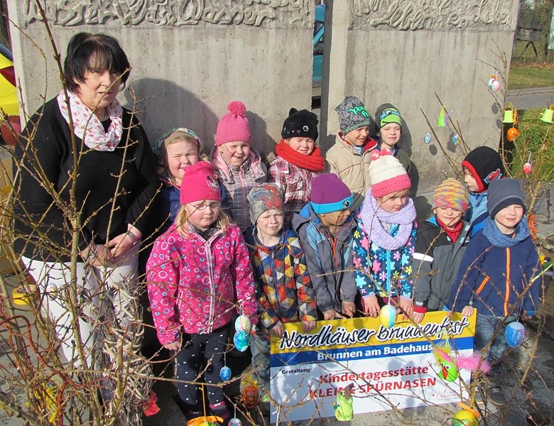 Die "Kleinen Sp&uuml;rnasen" schm&uuml;ckten den Brunnen vor dem Badehaus