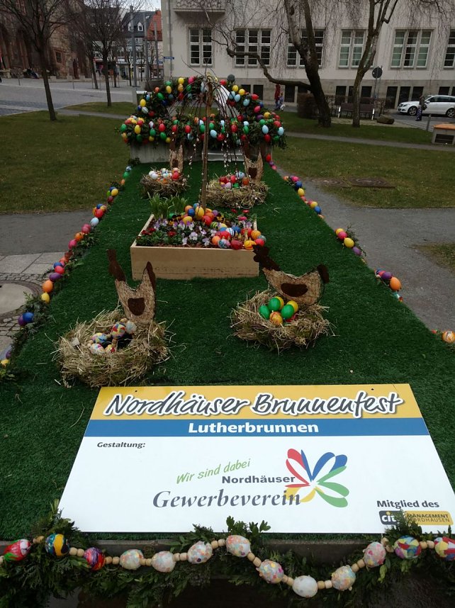 Die ersten Brunnen sind geschm&uuml;ckt