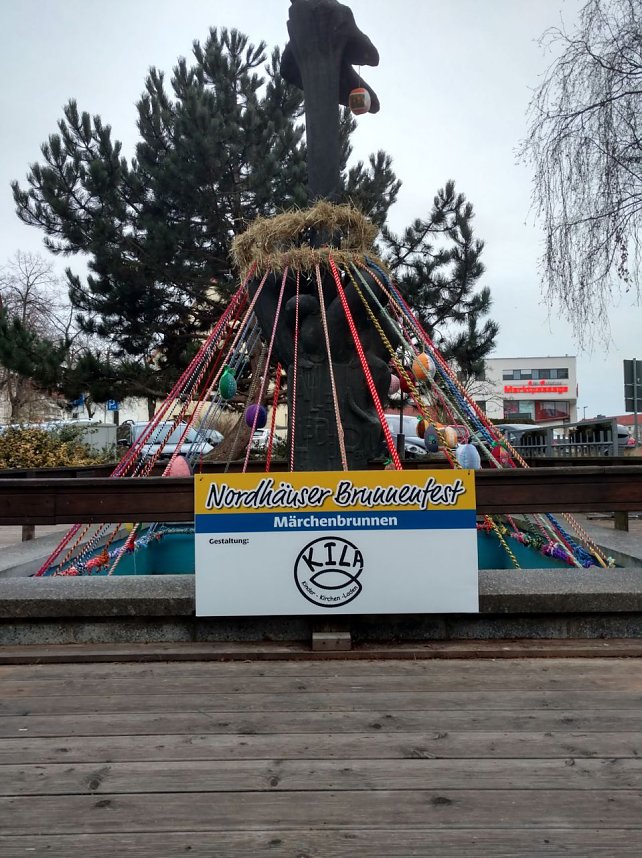 Die ersten Brunnen sind geschm&uuml;ckt