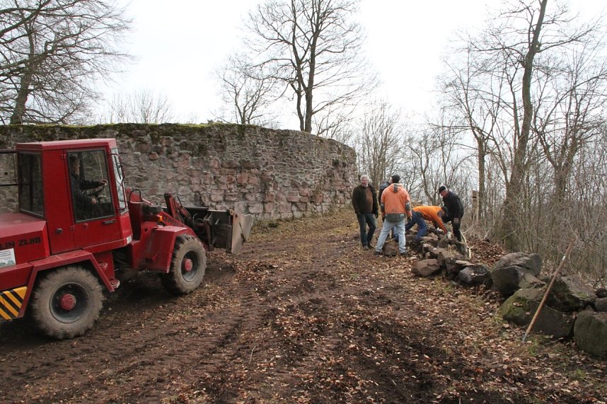 Voller Arbeitseinsatz &uuml;ber Ilfeld - gut 40 Personen waren heute auf dem Burgberg &uuml;ber der Stadt aktiv