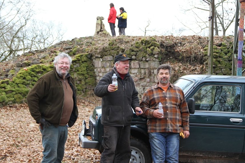 Voller Arbeitseinsatz &uuml;ber Ilfeld - gut 40 Personen waren heute auf dem Burgberg &uuml;ber der Stadt aktiv