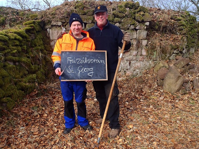 Voller Arbeitseinsatz &uuml;ber Ilfeld - gut 40 Personen waren heute auf dem Burgberg &uuml;ber der Stadt aktiv
