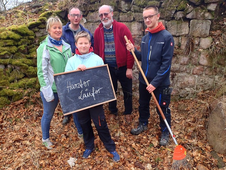 Voller Arbeitseinsatz &uuml;ber Ilfeld - gut 40 Personen waren heute auf dem Burgberg &uuml;ber der Stadt aktiv