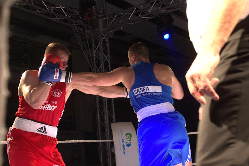 Boxnacht in der Nordh&auml;user Ballspielhalle