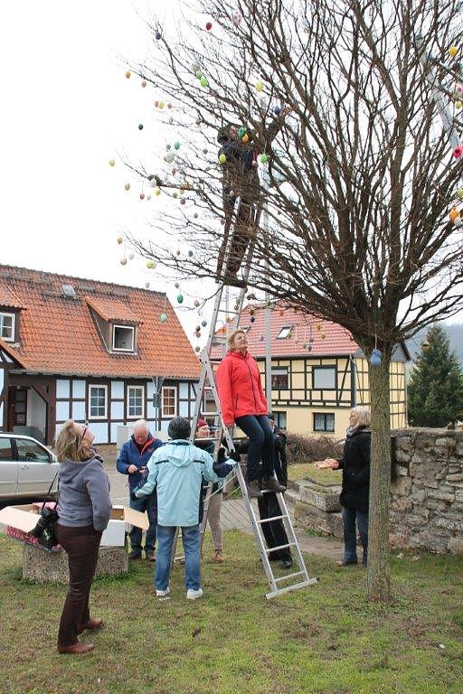 1.500 Ostereier angehangen