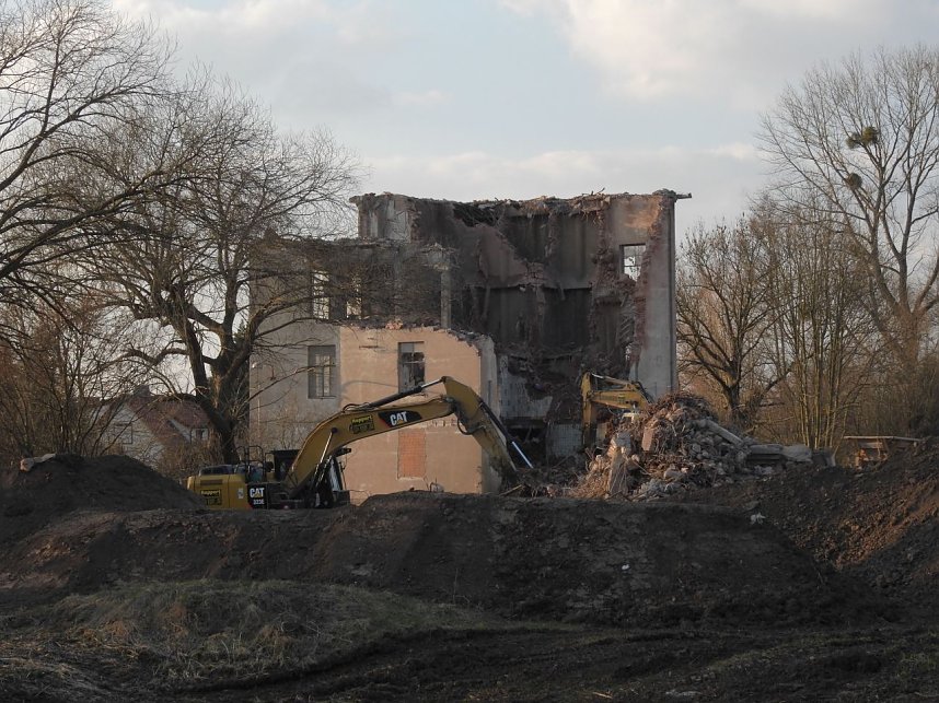 Abendlicht in der Ruine - Drei Steiff wird abgerissen