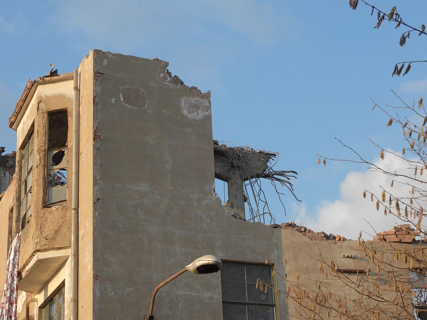 Abendlicht in der Ruine - Drei Steiff wird abgerissen