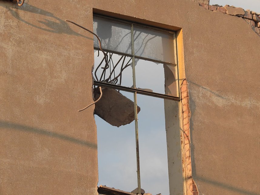 Abendlicht in der Ruine - Drei Steiff wird abgerissen