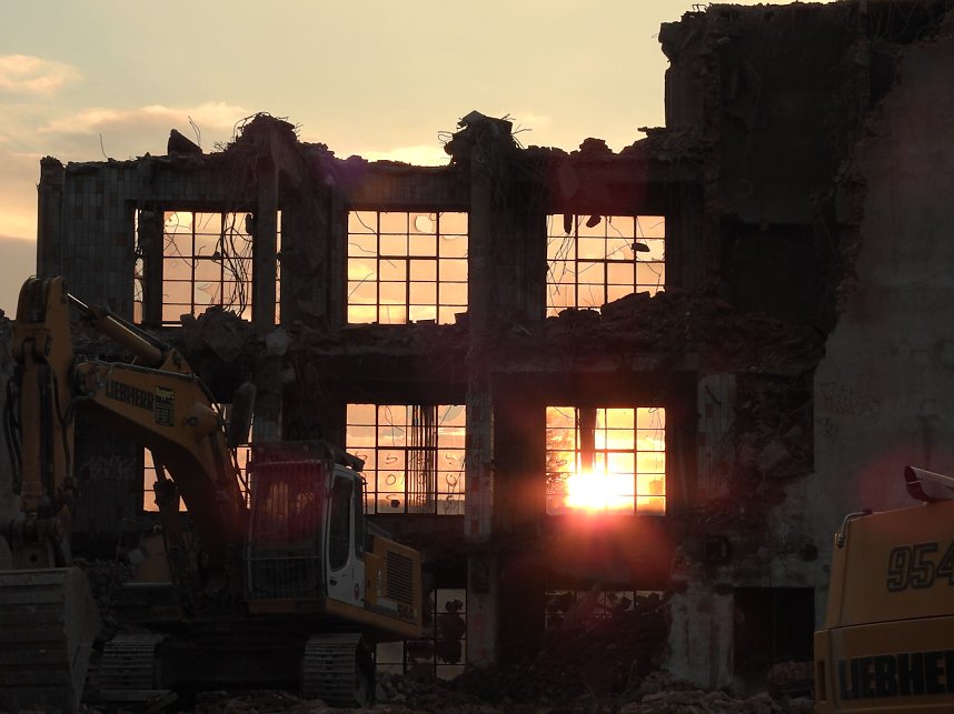 Abendlicht in der Ruine - Drei Steiff wird abgerissen