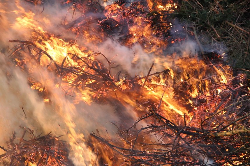 Osterfeuer &uuml;ber Krimderode 2016