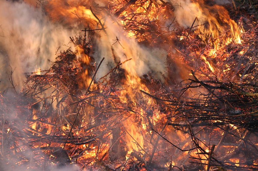 Osterfeuer &uuml;ber Krimderode 2016