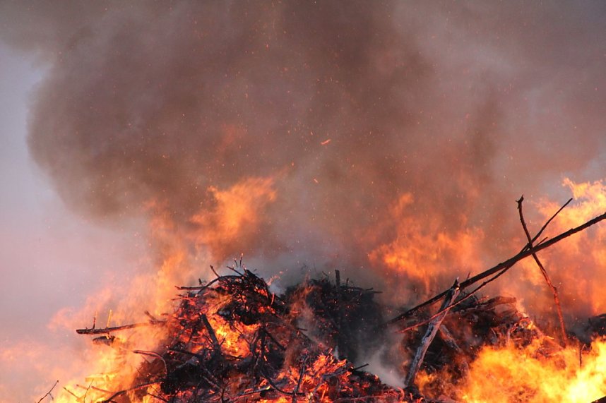 Osterfeuer &uuml;ber Krimderode 2016