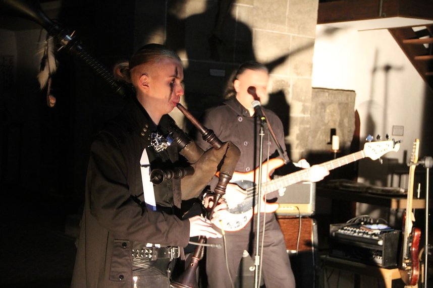 Geburtagsparty mit Rock und Dudelsack - vor der Frauenbergkirche wurde gestern f&uuml;r einen guten Zweck gefeiert