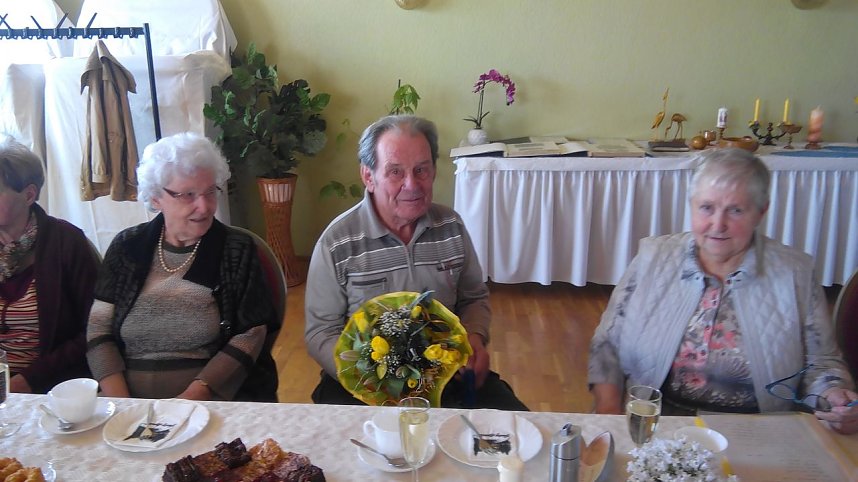 Lehrer Gerhard Stolz kommt immer wieder gern. Rechts neben ihm seine ehemalige Sch&uuml;lerin Erika Hoyer.