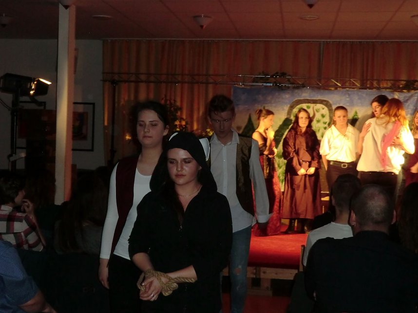 Shakespeares Viel L&auml;rm um Nichts � Ein Reigen um Intrigen und Liebe, gepaart mit Charme und Wortwitz, stand am Freitagabend in der Aula des Schillergymnasiums auf dem Spielplan