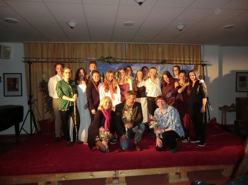 Shakespeares Viel L&auml;rm um Nichts � Ein Reigen um Intrigen und Liebe, gepaart mit Charme und Wortwitz, stand am Freitagabend in der Aula des Schillergymnasiums auf dem Spielplan