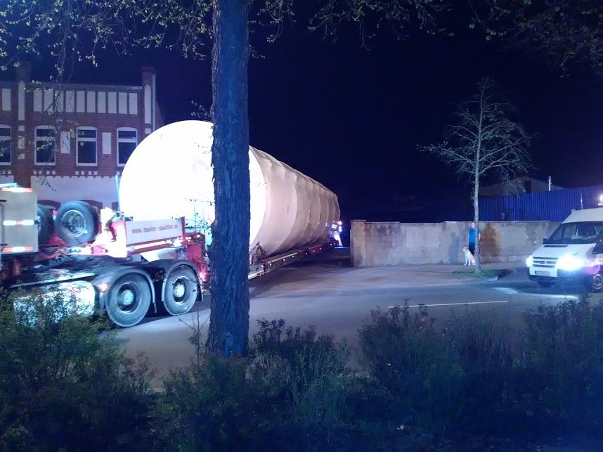 Schwertransport mit Ziel Brasilien auf Nordhausens Stra&szlig;en