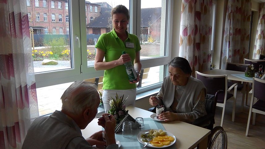 Am Fr&uuml;hst&uuml;ckstisch: Liebevoll wird das Ehepaar Kurt und Marianne K&uuml;hne  von Bettina Fricke versorgt.