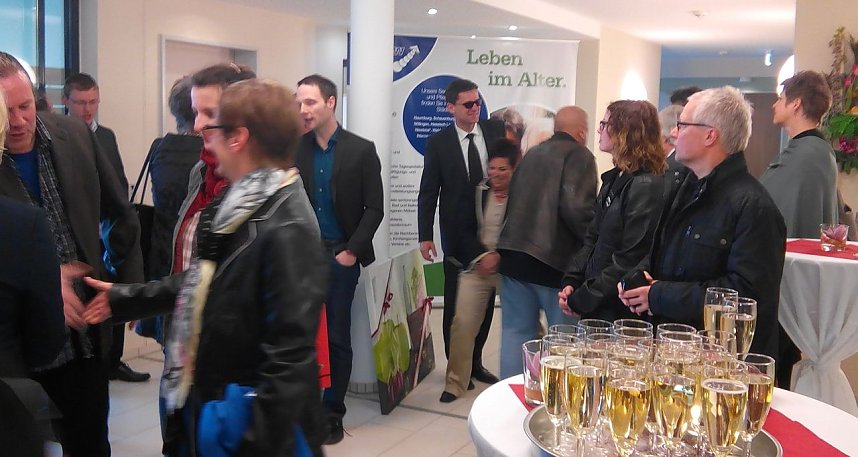 Gro&szlig;er Bahnhof mit Sekt  viel Prominenz heute zur offiziellen Er&ouml;ffnung des Rolandhauses.