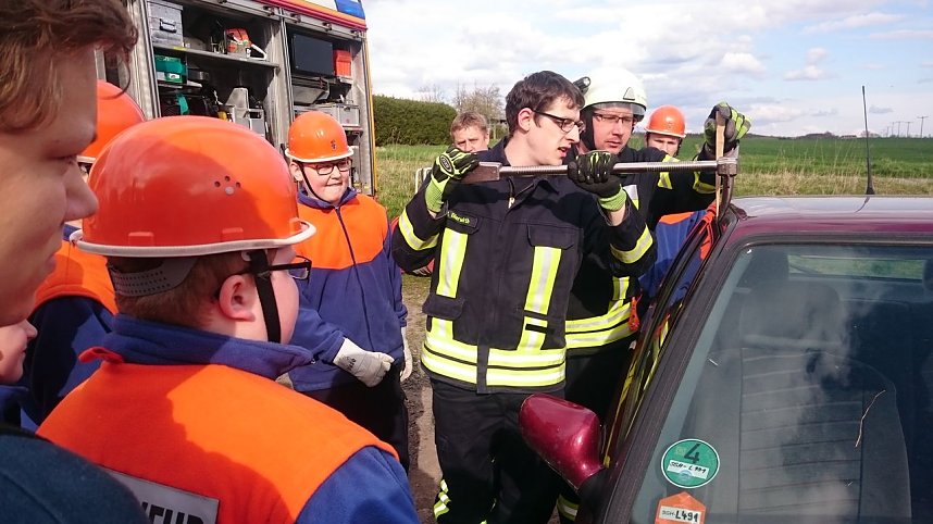 Lehrreiche &Uuml;bung des Feuerwehrnachwuchses