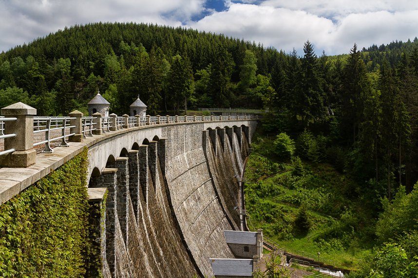 Mit Rucksack und Kamera