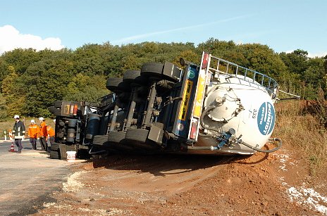September: gef&auml;hrliche Kurve vor Wipperdorf