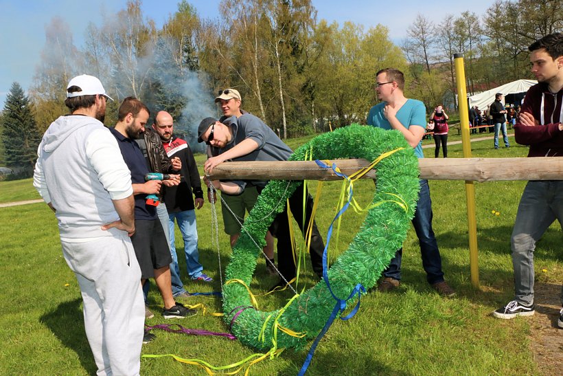 Maibaum in W&uuml;lfingerode gesetzt