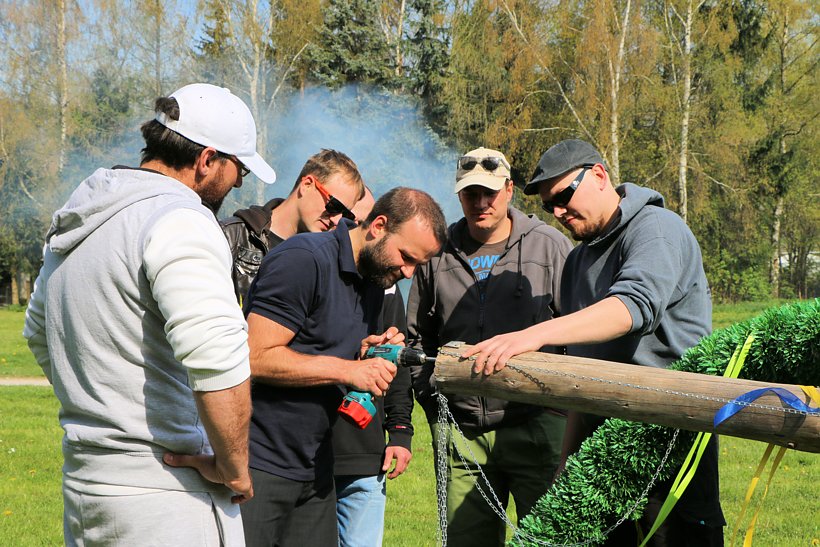 Maibaum in W&uuml;lfingerode gesetzt
