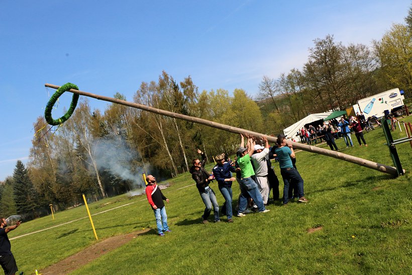 Maibaum in W&uuml;lfingerode gesetzt