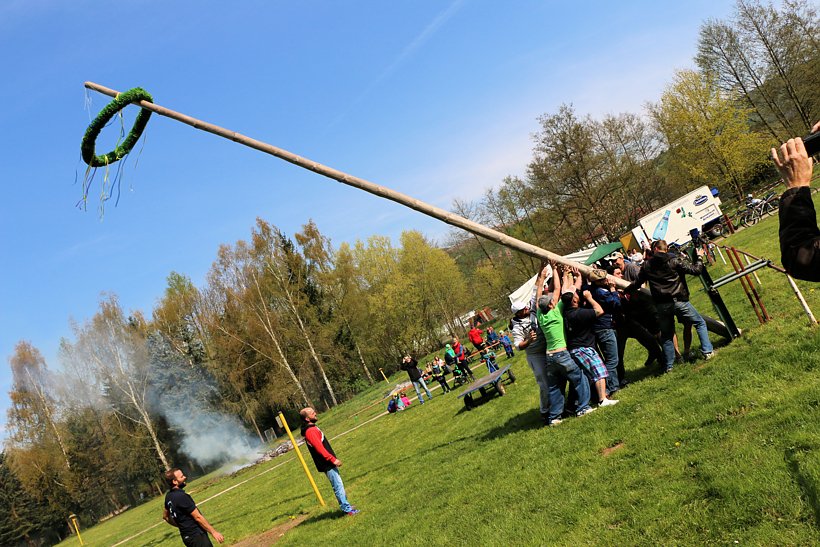 Maibaum in W&uuml;lfingerode gesetzt
