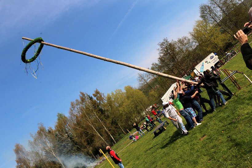 Maibaum in W&uuml;lfingerode gesetzt