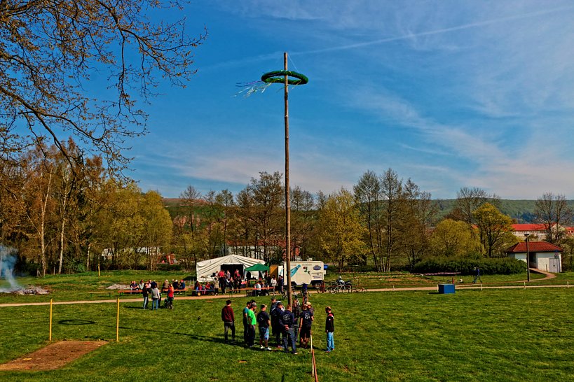 Maibaum in W&uuml;lfingerode gesetzt