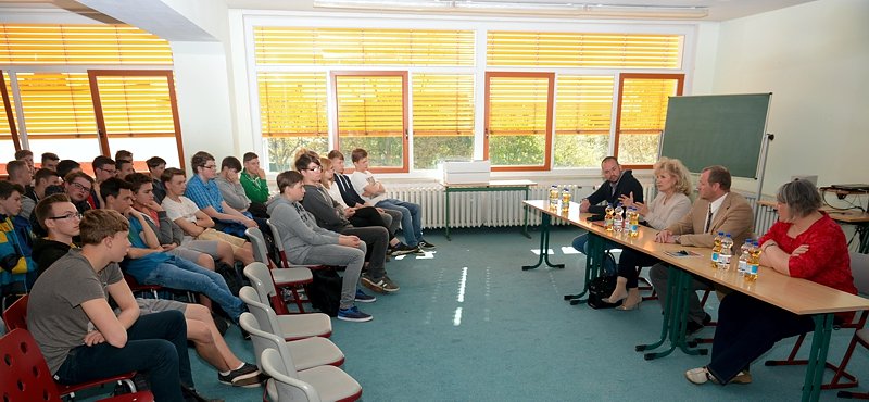Ministerin Keller zu Besuch an der Regelschule K&auml;the Kollwitz