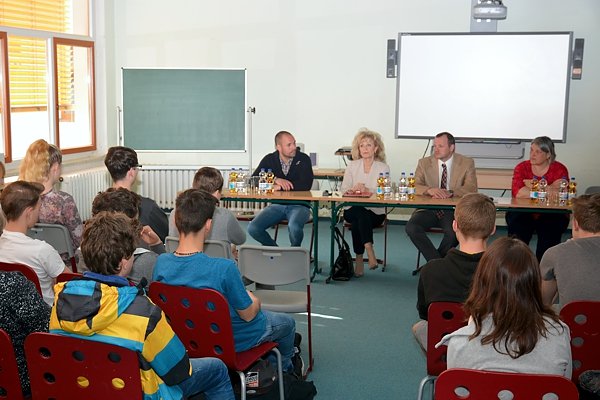 Ministerin Keller zu Besuch an der Regelschule K&auml;the Kollwitz