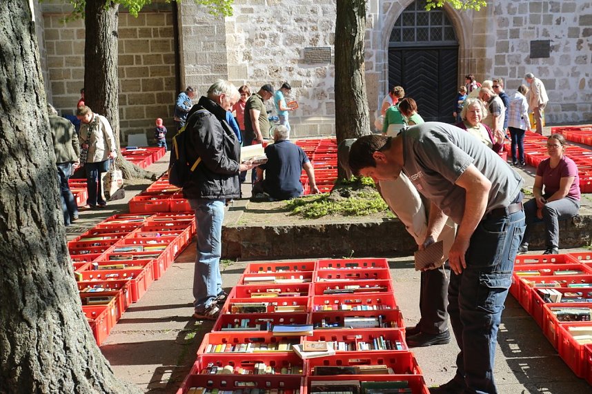 Erstmals mehr als 1000 Kisten voller B&uuml;cher - der gro&szlig;e KILA B&uuml;cherflohmarkt