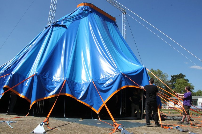 Zirkuszelt wird aufgebaut