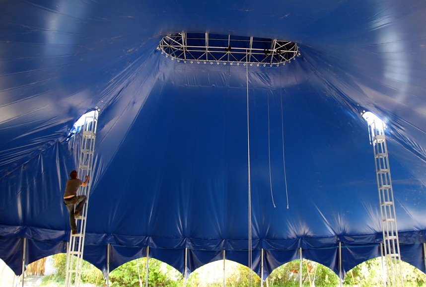 Zirkuszelt wird aufgebaut