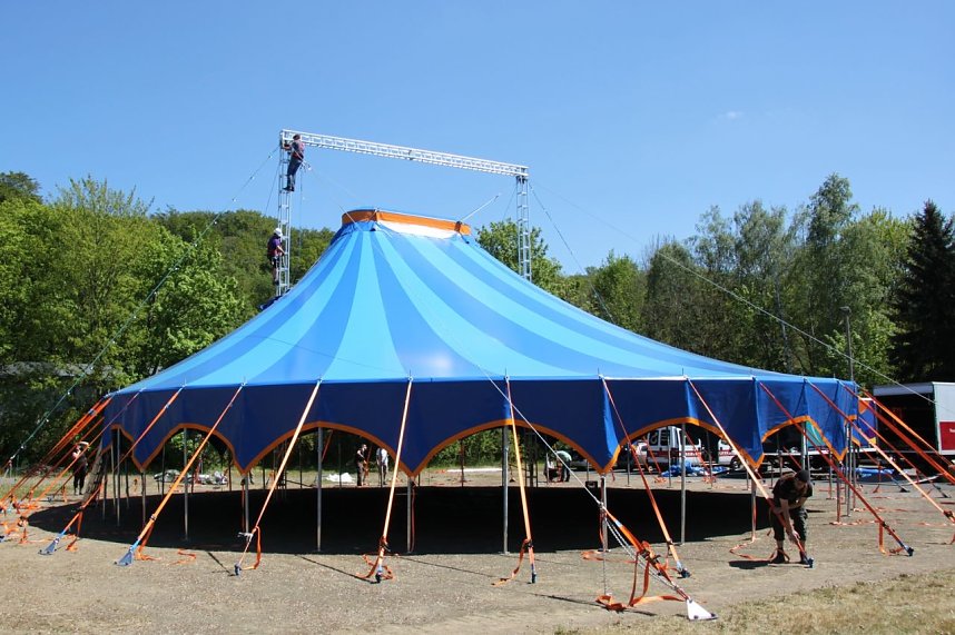 Zirkuszelt wird aufgebaut