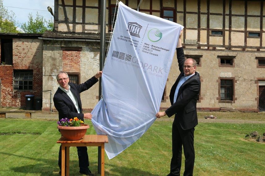 Barfu&szlig;- und Naturlehrpfad &uuml;bergeben und Baum gepflanzt
