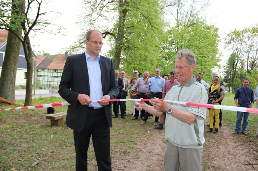 Barfu&szlig;- und Naturlehrpfad &uuml;bergeben und Baum gepflanzt