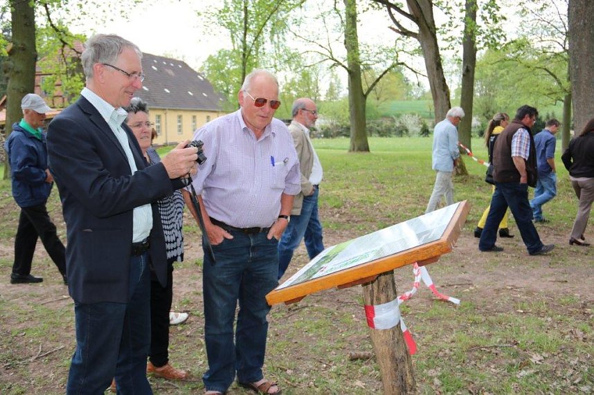 Barfu&szlig;- und Naturlehrpfad &uuml;bergeben und Baum gepflanzt