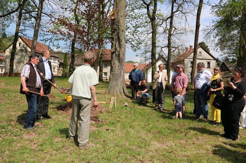 Barfu&szlig;- und Naturlehrpfad &uuml;bergeben und Baum gepflanzt