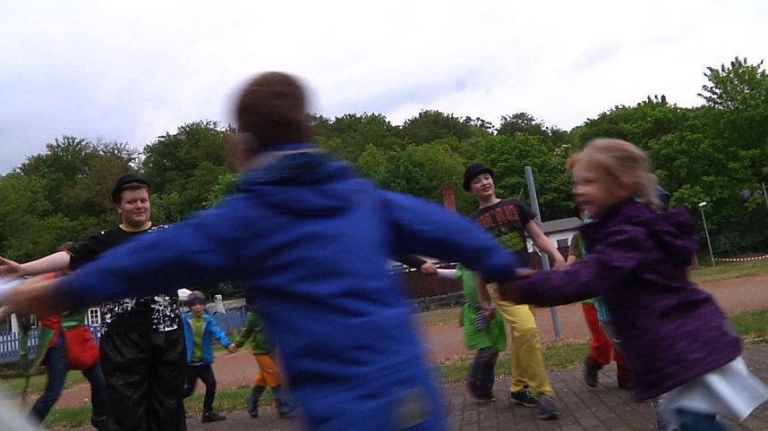 Erste Proben im neuen Zelt - die Zappelinis erkundeten gestern das neue Nordh&auml;user Zirkuszelt