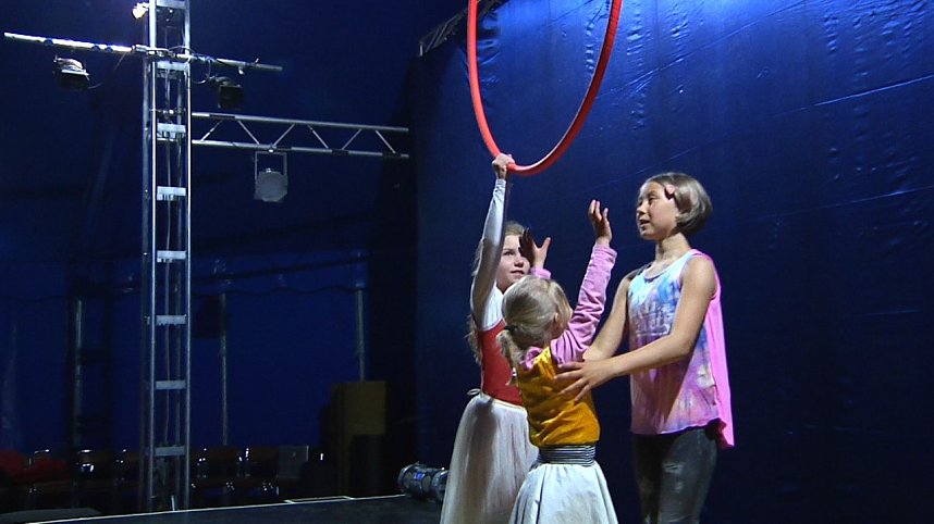 Erste Proben im neuen Zelt - die Zappelinis erkundeten gestern das neue Nordh&auml;user Zirkuszelt