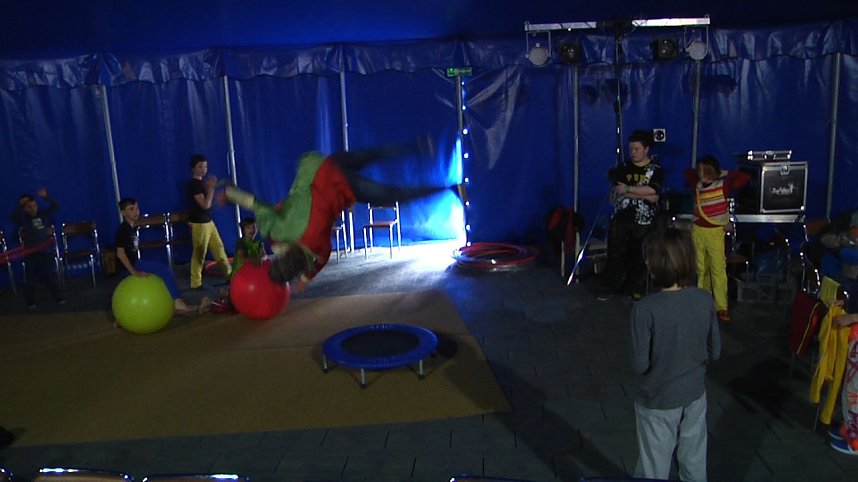 Erste Proben im neuen Zelt - die Zappelinis erkundeten gestern das neue Nordh&auml;user Zirkuszelt