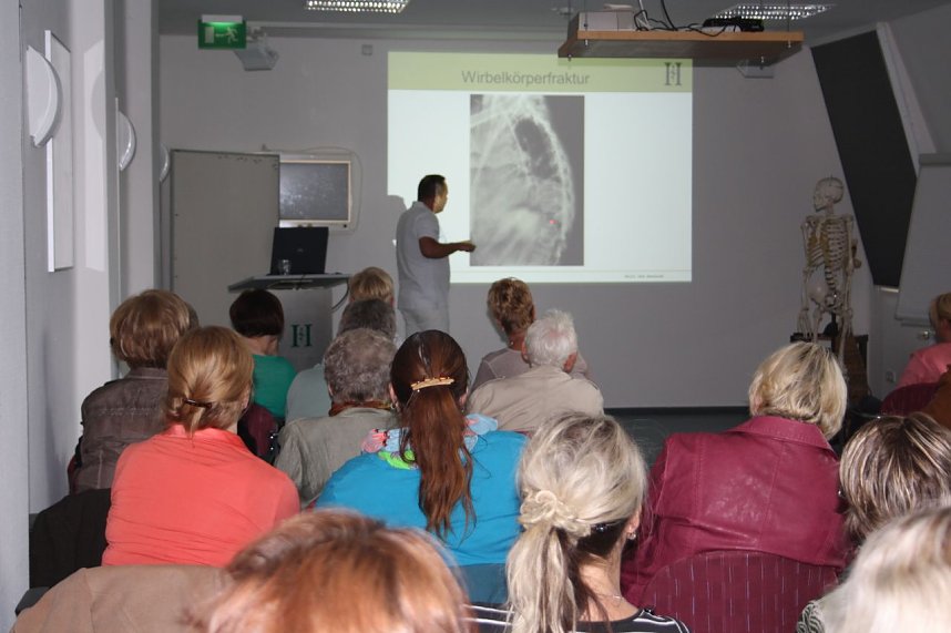 Chefarzt Dr. Christian Meyer sprach &uuml;ber Behandlungsm&ouml;glichkeiten und Prophylaxe von Osteoporose.